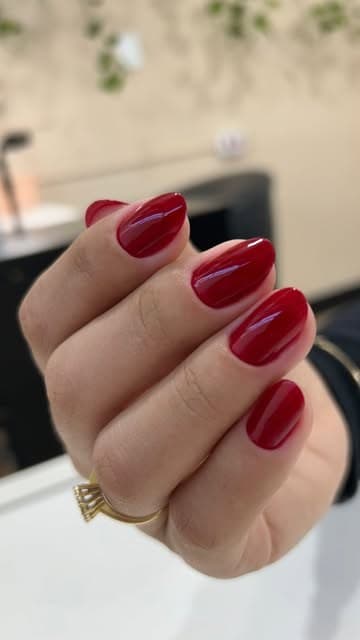 Unhas em vermelho clássico