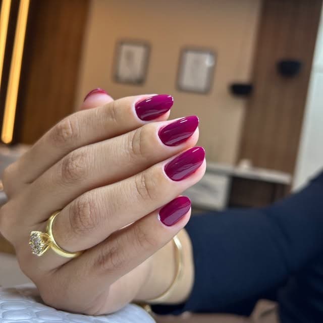 Unhas em magenta, formato oval