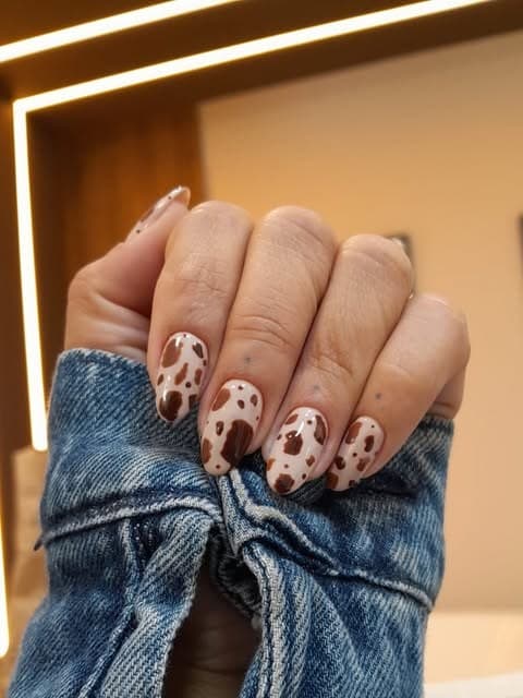 Nail art em padrão animal print