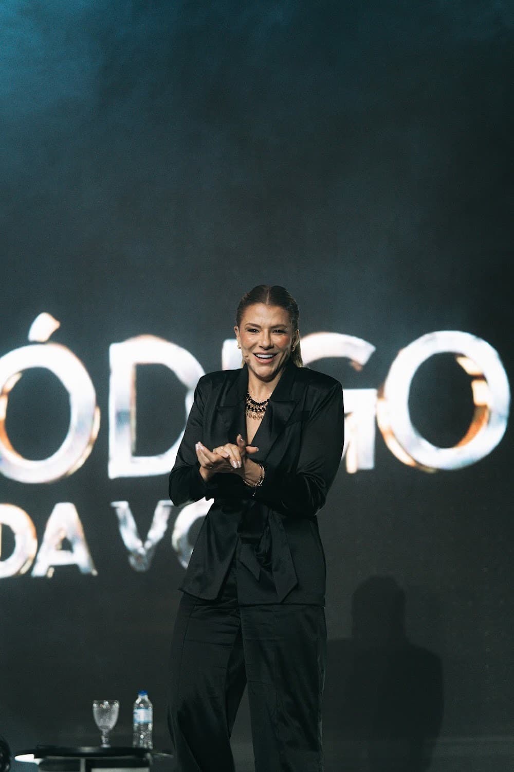 Ana diante do painel do Código da Voz