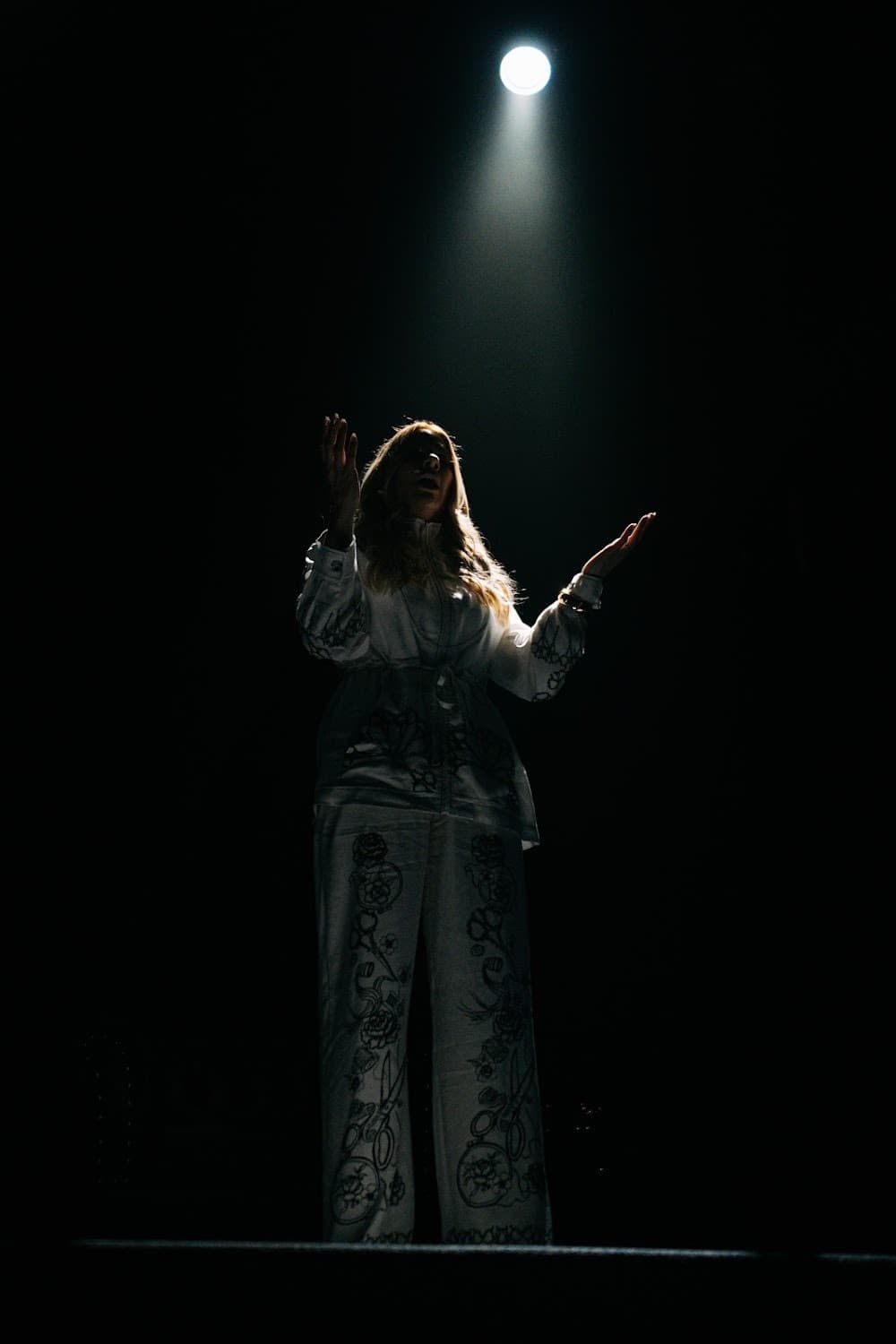 Ana no palco, braço erguido