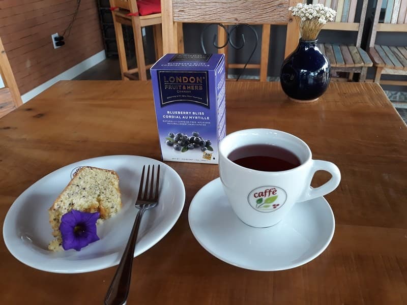 Fatia de bolo com um café