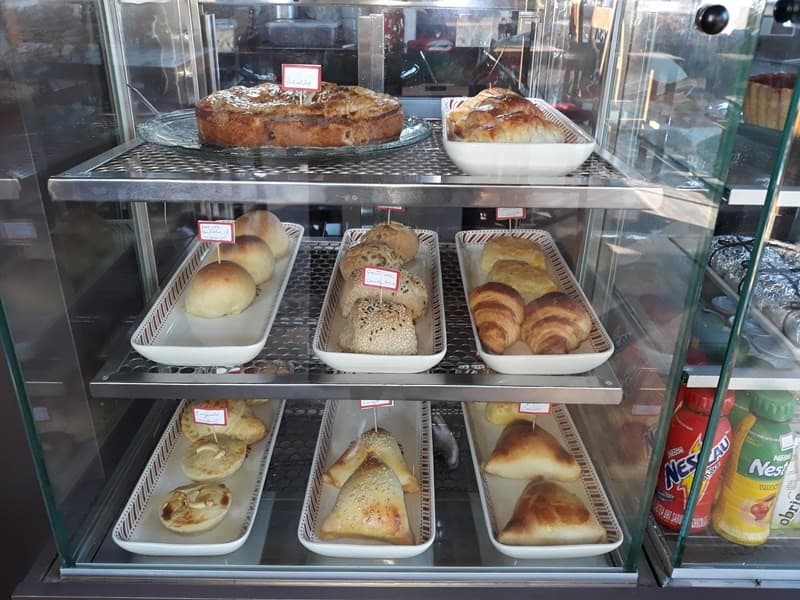 Vitrine com tortas e salgados