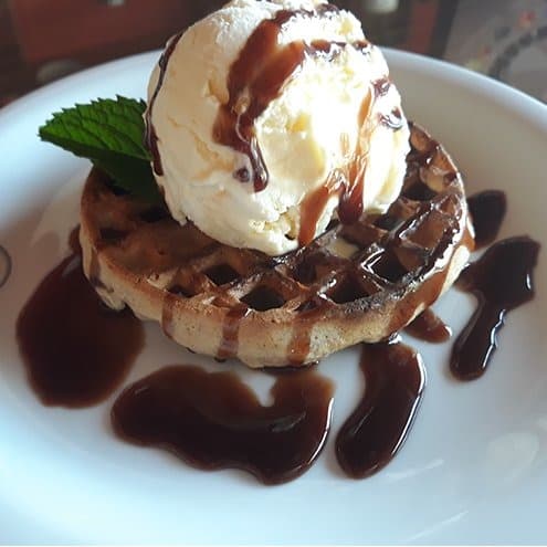 Waffle com sorvete e calda de chocolate