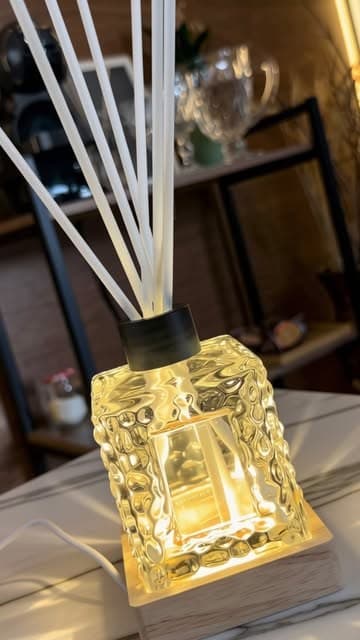 Aromatizador com varetas na mesa