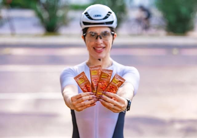 Ciclista com os sachês do Coffee Blend