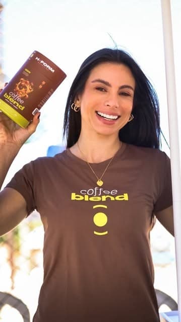Creator com a camiseta da marca