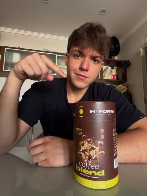 Cliente com o pote do Coffee Blend