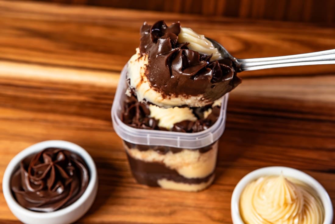 Bolo no pote de chocolate com brigadeiro