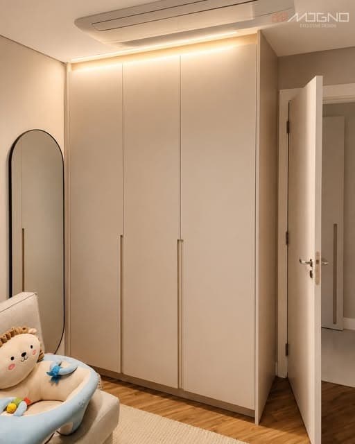 Closet branco com espelho de corpo inteiro