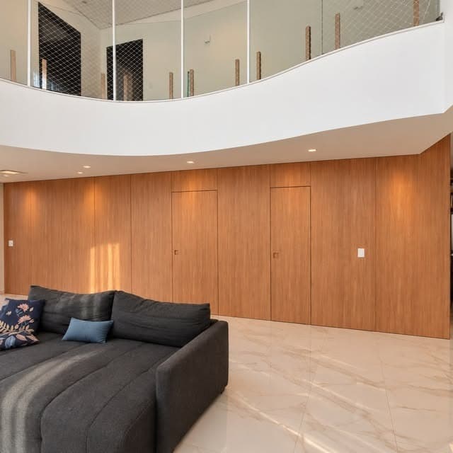 Painel de marcenaria ripada na sala, com mezanino