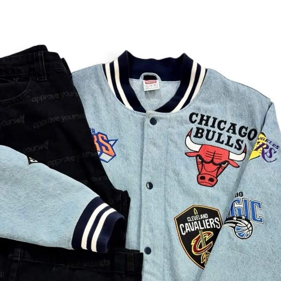 Jaqueta college jeans com patches de times da NBA