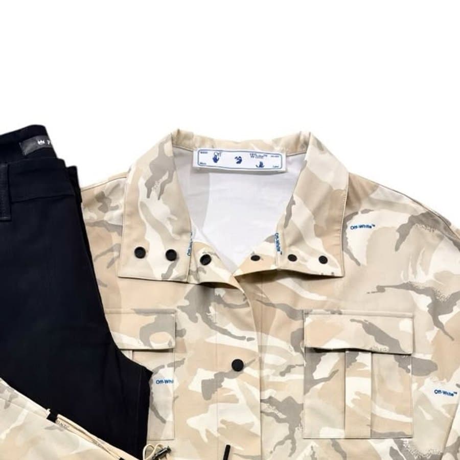 Jaqueta camuflada clara com calça preta