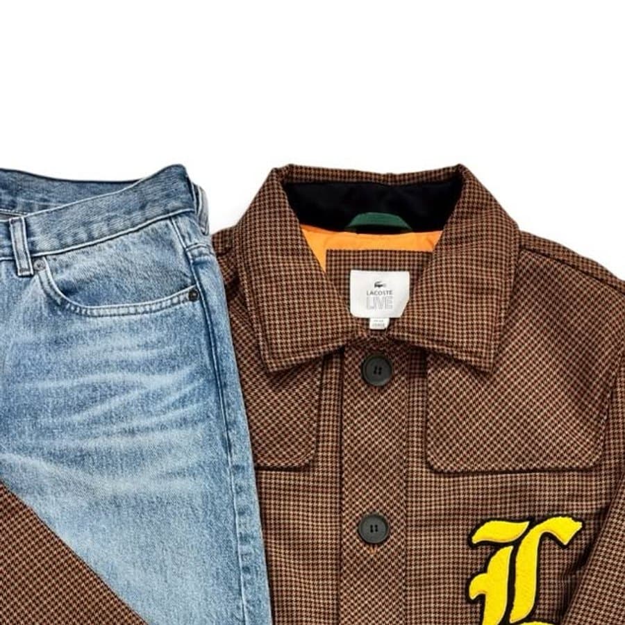 Calça jeans clara e camisa xadrez marrom