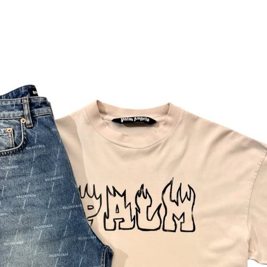 Camiseta bege com estampa de chamas e jeans claro