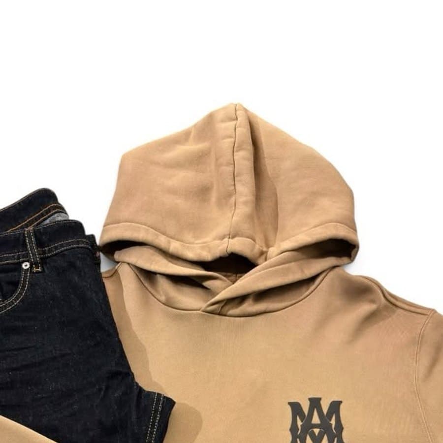Moletom com capuz caramelo e calça jeans escura