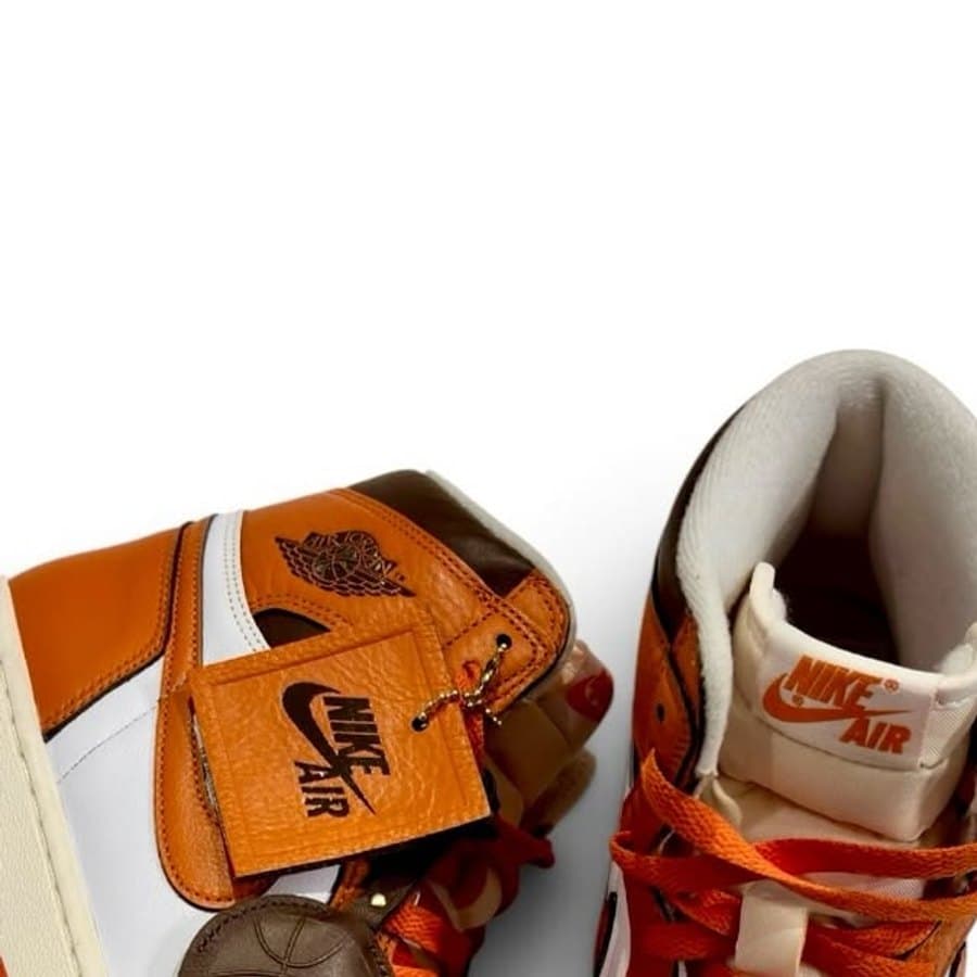 Tênis Nike Air Jordan laranja e branco