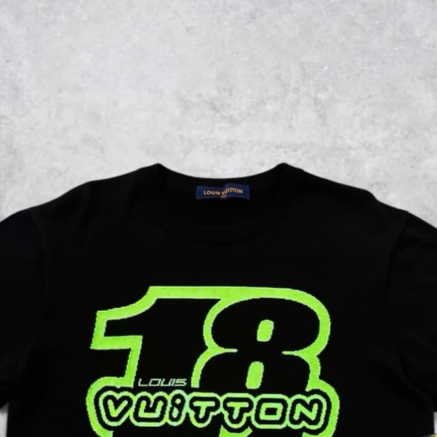 Camiseta preta de grife com estampa em verde neon