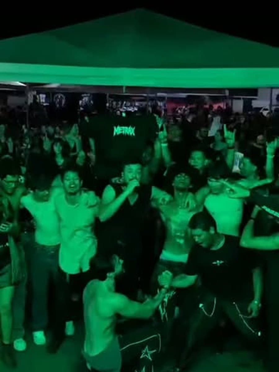 Plateia cantando junto no show