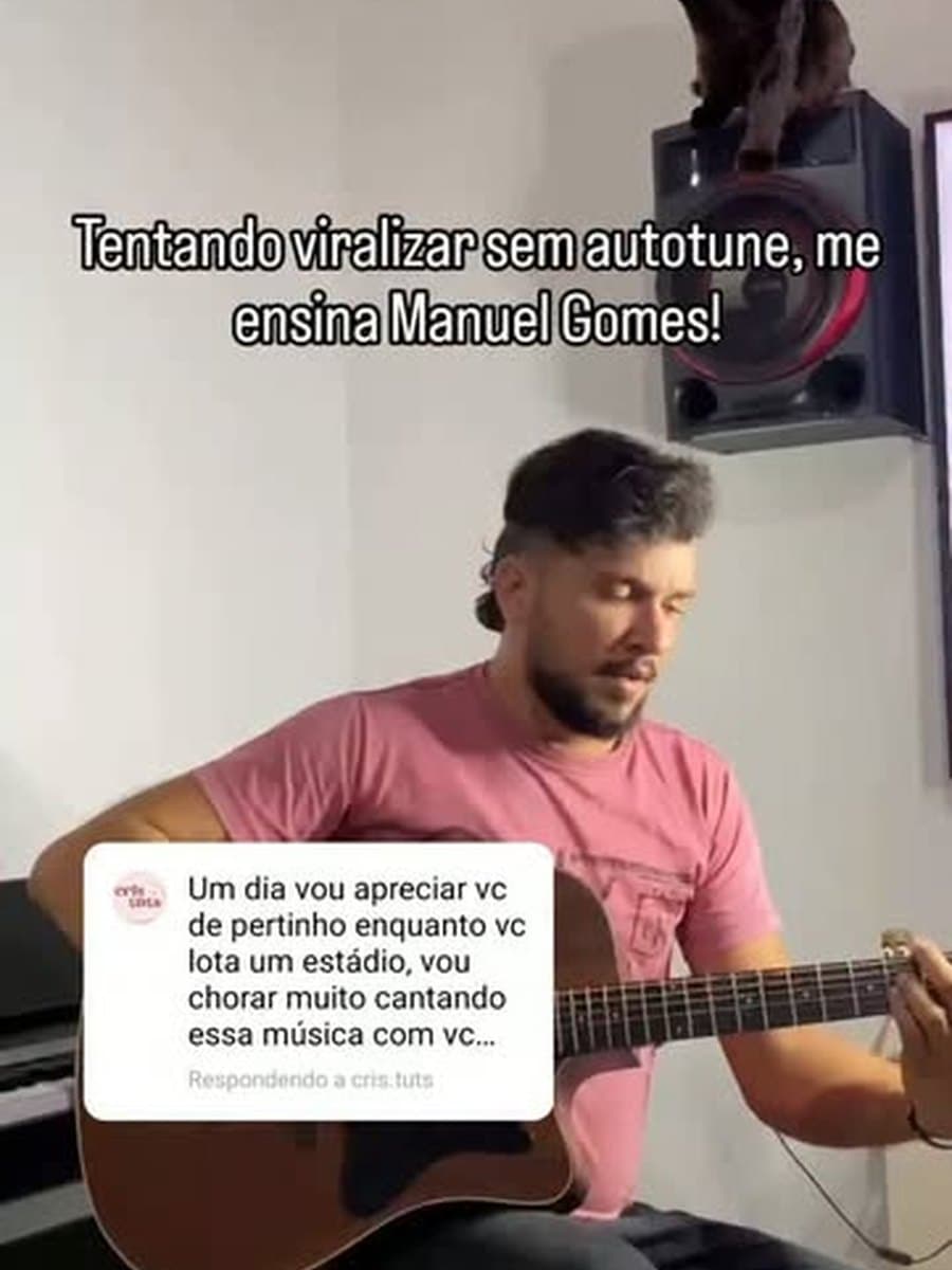 Fernando cantando com o violão
