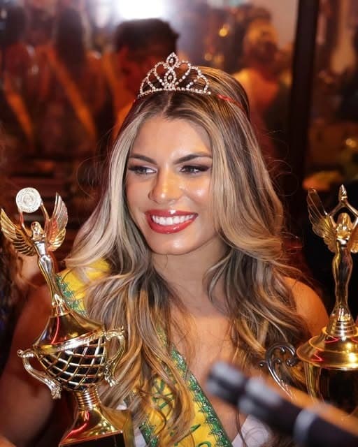 Com os troféus da premiação