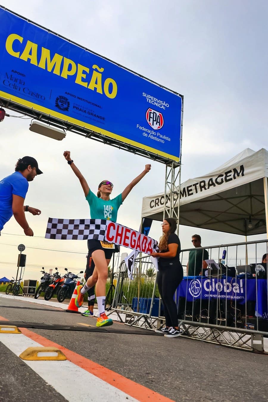 Natália cruzando a linha de chegada