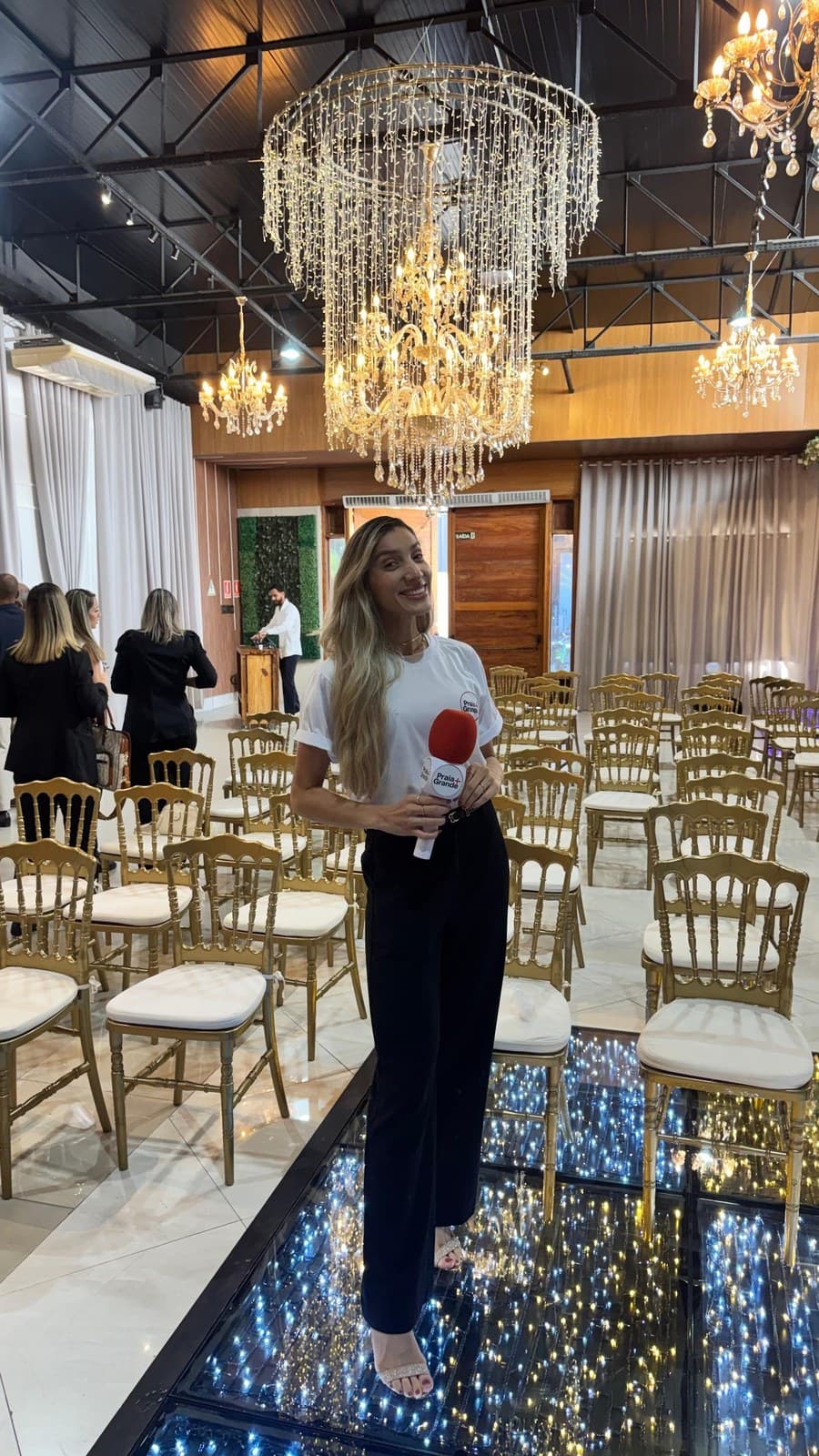 Natália cobrindo um evento na cidade