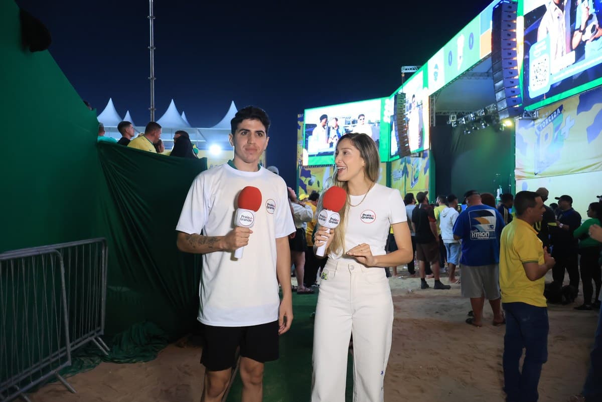 Natália com o microfone na cobertura da torcida