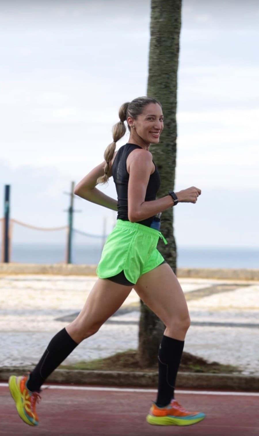 Natália treinando na orla