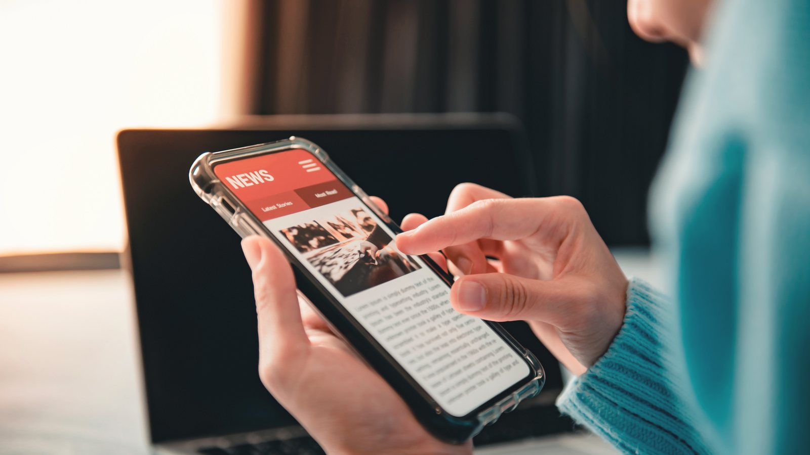 Mãos segurando um celular com uma página aberta